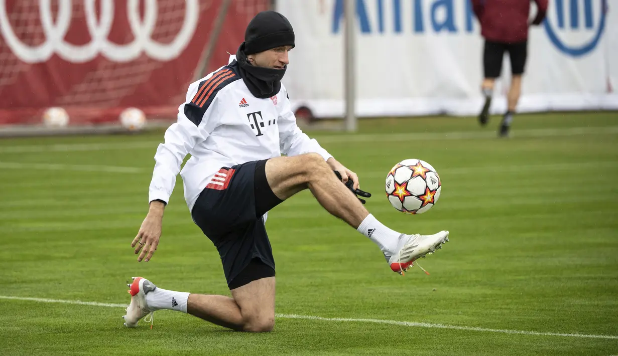 Penyerang Bayern Munchen Thomas Mueller melakukan latihan terakhir di lapangan klub sebelum pertandingan grup Liga Champions, Munich, Senin (22/11/2021). Partai Liga Champions antara Dynamo Kyiv vs Bayern akan digelar di NSC Olympiyksyi pada Rabu (24/11) dinihari WIB.  (Matthias Balk/dpa via AP)
