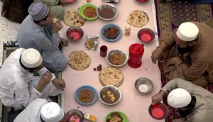 Sejumlah umat Muslim berdoa sebelum berbuka puasa, selama bulan suci puasa Ramadhan, di sebuah masjid di Peshawar, Pakistan, Rabu (14/4/2021). Bulan Ramadhan ditandai dengan berpuasa setiap hari dari fajar hingga matahari terbenam. (AP Photo/Muhammad Sajjad)