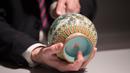 Vas China antik berusia ratusan tahun diperlihatkan di rumah lelang Sotheby, Paris, Selasa (22/5). Setelah diidentifikasi oleh para ahli, dipastikan vas tersebut adalah barang asli yang dibuat pada abad ke-18. (AFP/Thomas SAMSON)
