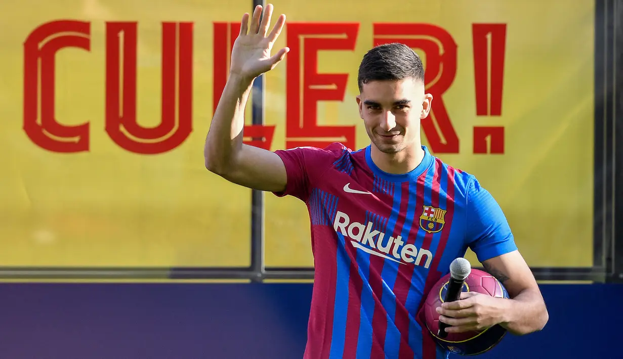 Ferran Torres menjadi pembelian tertinggi di pekan pertama bursa transfer musim dingin 2021/2022. Barcelona tercatat harus merogoh kocek sebesar 55 juta euro atau setara Rp894 miliar untuk mendatangkan winger muda Spanyol ini ke Camp Nou. (AFP/Pau Barrena)
