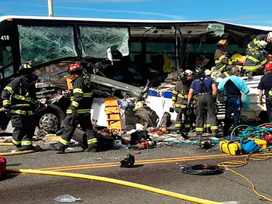 Petugas mengevakusi korban kecelakaan antara bus carter mahasiswa dengan kendaraan wisata amfibi di sebuah jembatan di Seattle, AS, Kamis (25/9). Kecelakaan itu menewaskan satu WNI bernama Privando Eduardus Putradanto. (REUTERS/Seattle Fire Department)