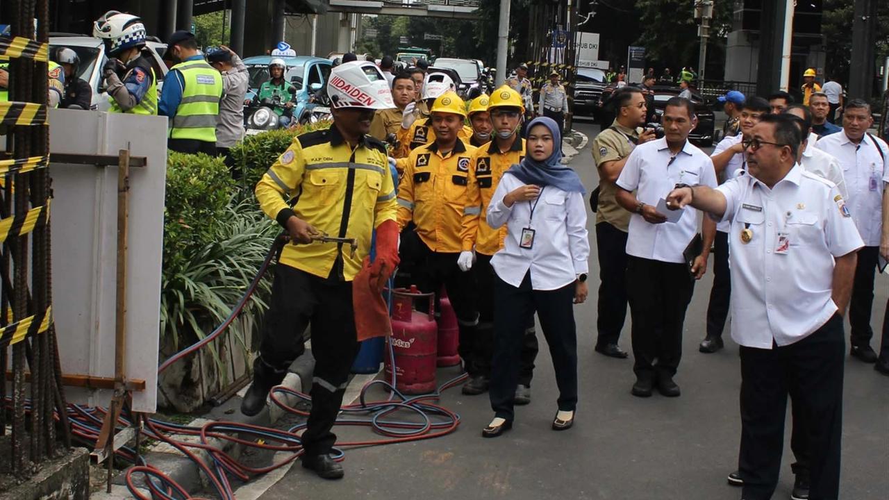 FOTO: Pemprov DKI Mulai Bongkar Tiang Monorel Mangkrak di Jalan HR Rasuna Said