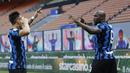 Striker Inter Milan, Romelu Lukaku dan Lautaro Martinez, melakukan selebrasi usai mencetak gol ke gawang Sassuolo pada laga Liga Italia di Stadion Giuseppe Meazza, Rabu (7/4/2021). Inter Milan menang dengan skor 2-1. (AP/Antonio Calanni)