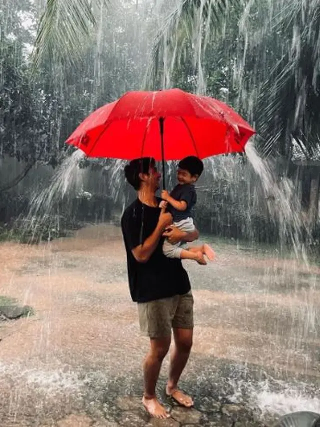 Arya Saloka bersama anaknya (Instagram/arya.saloka)