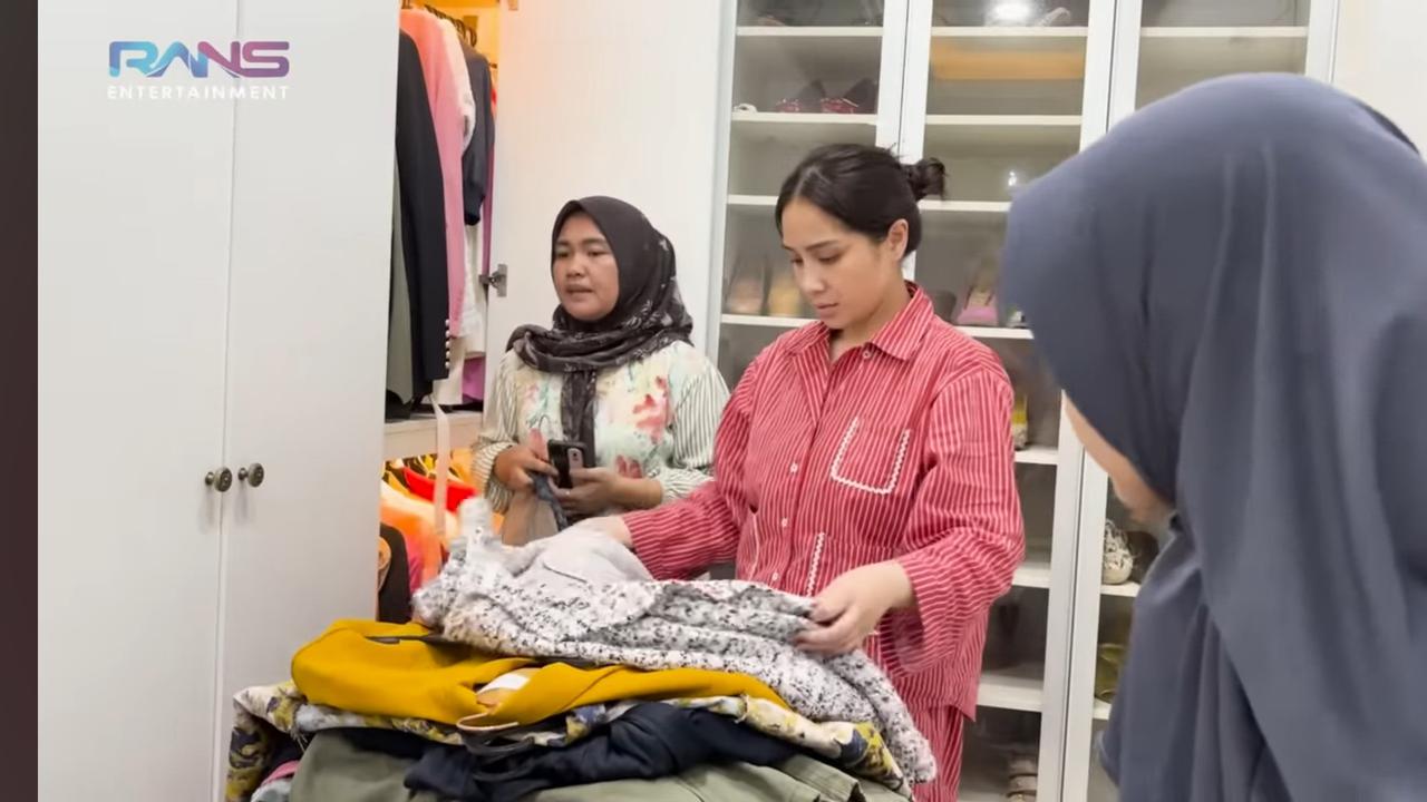 Potret Nagita Slavina Bongkar Lemari di Rumah Lama, Kewalahan Pilih Pakaian Super Banyak Untuk Dijual