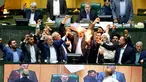 Anggota parlemen Iran membakar dua lembar kertas bergambar bendera AS, Teheran, Iran, Rabu (9/5). Aksi itu dilakukan sebagai kecaman atas kebijakan Presiden AS Donald Trump yang keluar dari kesepakatan nuklir Iran. (AP Photo)