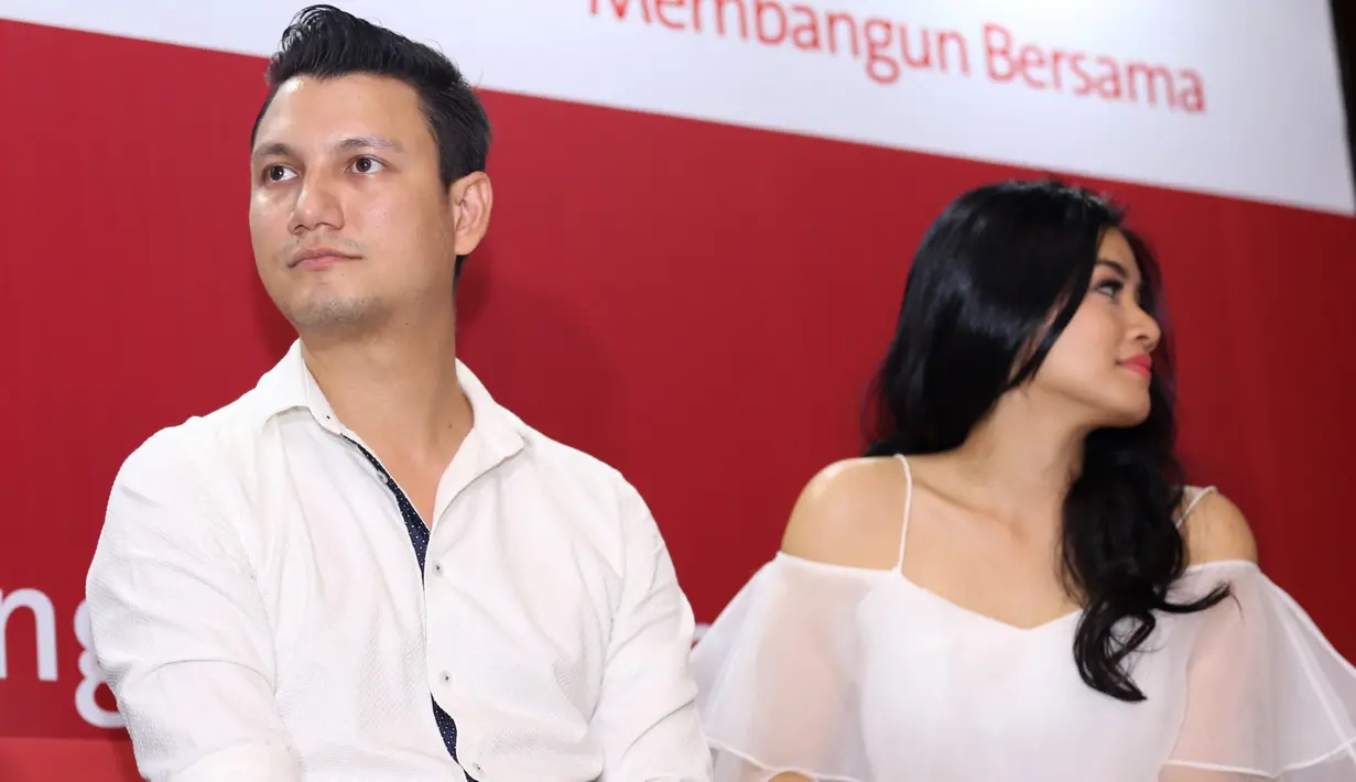 Saat pasangan ini ditemui di Gandaria City, Jumat, 27 November 2015, dengan sangat antusias Titi Kamal ini menceritakan perkembangan putranya tersebut. (Andy Masela/Bintang.com)