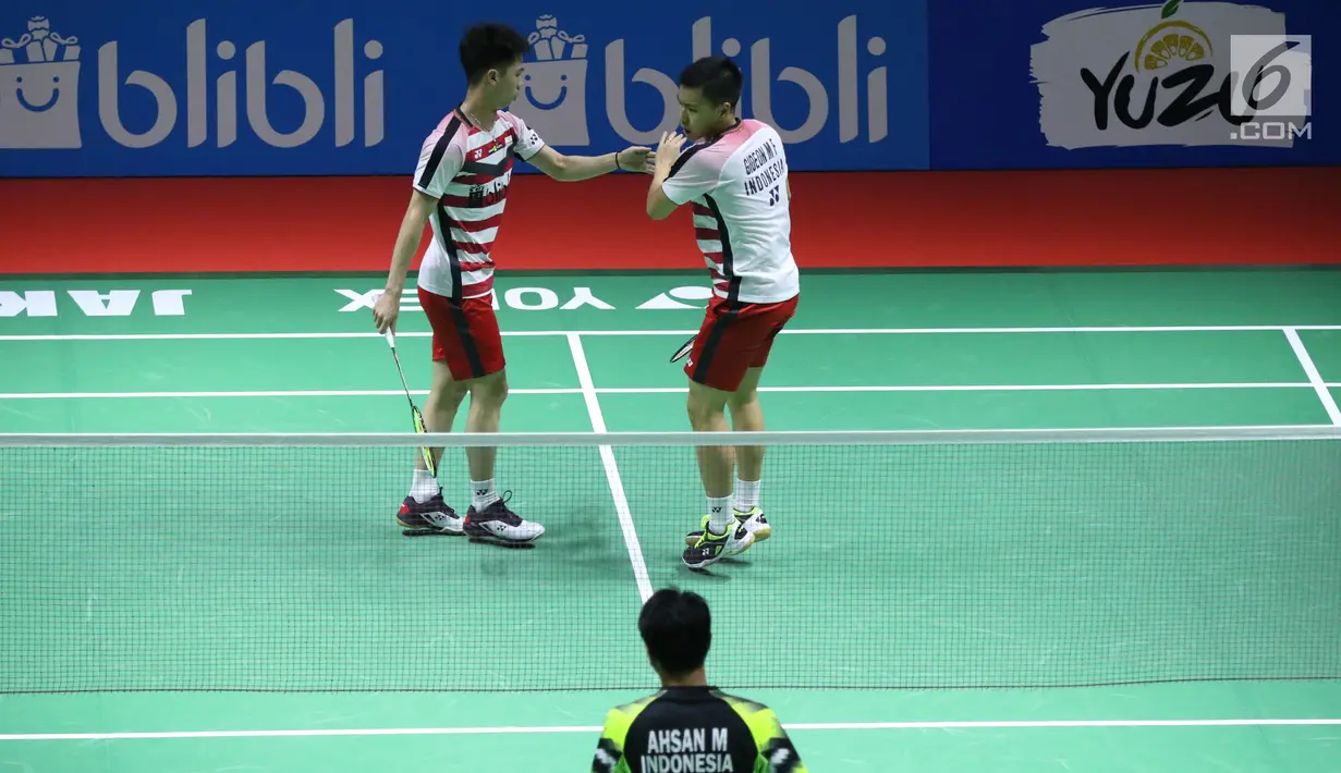Ganda putra Indonesia, Marcus F Gideon/Kevin Sanjaya Sukomuljo merayakan poin saat lawan M Ahsan/Hendra Setiawan di 32 besar Indonesia Open 2018, Istora GBK, Jakarta, Rabu (4/7). Kevin/Marcus unggul 21-16, 18-21, 21-10. (Liputan6.com/Helmi Fithriansyah)