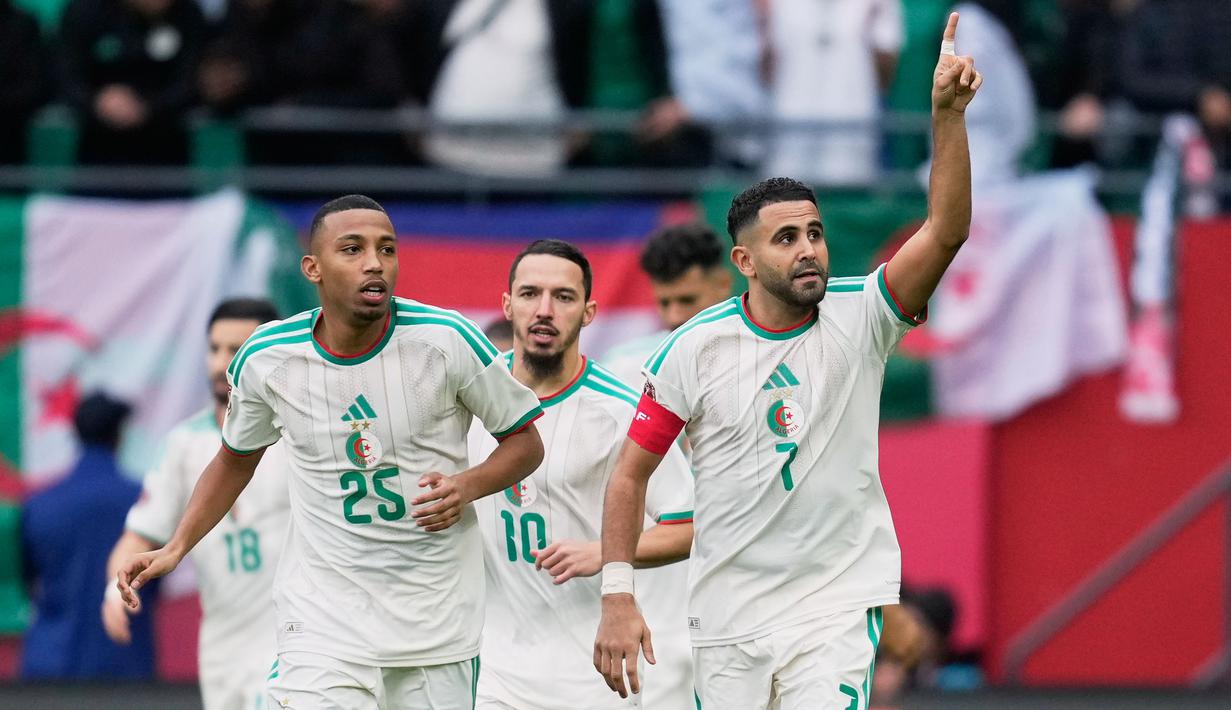 Pemain Aljazira, Riyad Mahrez melakukan selebrasi bersama rekan-rekannya setelah mencetak gol ke gawang Sudan dalam laga Grup E Piala Afrika 2025 di Moulay Hassan Stadium, Rabat, Maroko, Rabu (24/12/2025) malam waktu setempat. (Bola.com/Mosa'ab Elshamy)