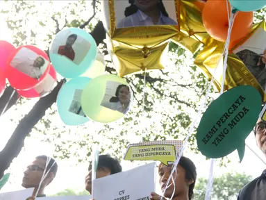 Aktivis Poros Indonesia Muda melakukan aksi pelepasan balon bertempelkan gambar politisi muda Indonesia di Gedung KPU, Jakarta, Rabu (1/8). Mereka berharap Pemilu 2019 mendapatkan pilihan yang membawa aspirasi kaum muda. (Liputan6.com/Helmi Fithriansyah)