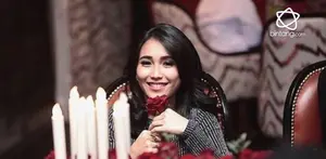 Nama Ayu Ting Ting kembali membuat heboh, dirinya kembali tertangkap kamera dan menjadi sorotan terkait gaya duduknya yang dianggap kurang pantas.