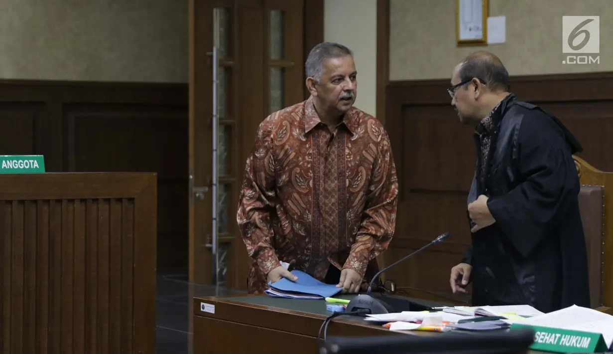 Terdakwa kasus dugaan suap proyek PLTU Riau-1 yang juga mantan Dirut PLN, Sofyan Basir (kiri) bersama penasehat hukumnya  saat jeda sidang lanjutan di Pengadilan Tipikor, Jakarta, Senin (15/7/2019). Sidang beragendakan mendengar keterangan saksi-saksi. (Liputan6.com/Helmi Fithriansyah)
