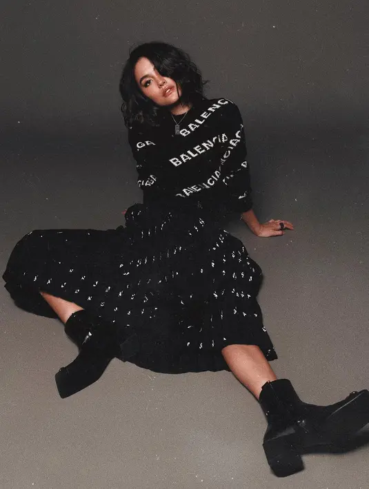 Agnez Mo dalam waktu yang cukup lama sempat mempertahankan rambutnya yang berwarna hitam. Bergaya dengan sweater dan puffer midi skirt yang sama-sama berwarna hitam, Agnez Mo terlihat cantik memadukannya dengan midi heeled boots hitam. Foto: Instagram.