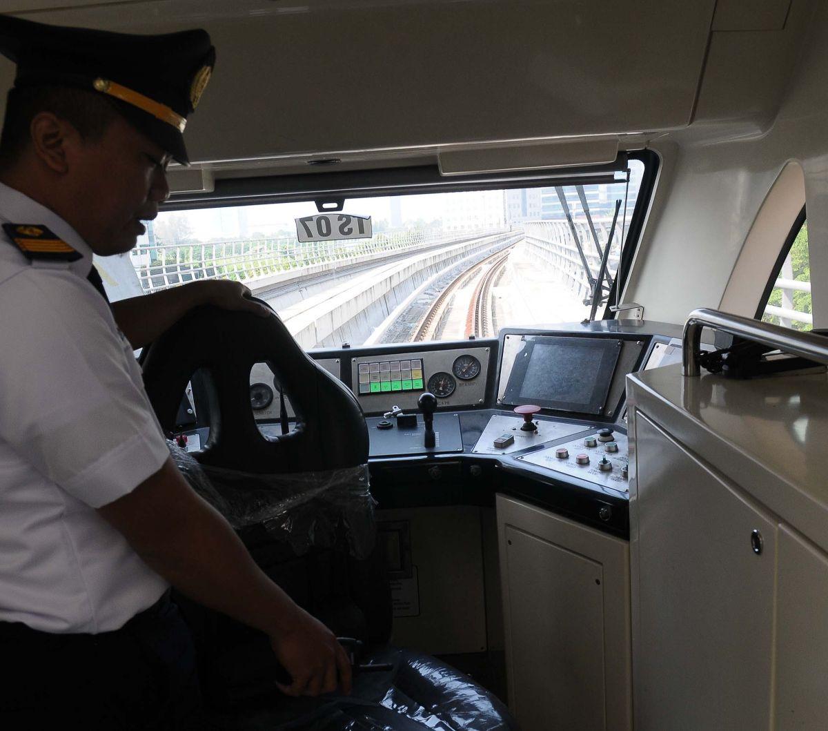 Ruang kabin masinis, tempat pusat kontrol untuk mengendalikan laju rangkaian LRT, baik manual atau otomatis.