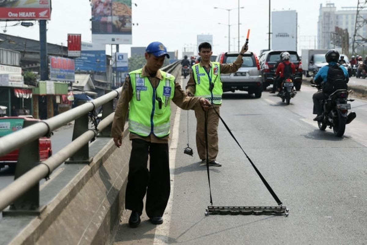Relawan Saber sapu bersih ranjau paku di kawasan Roxy