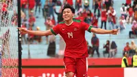 Selebrasi pemain Timnas Indonesia U-19, Feby Eka, seusai menjebol gawang Timnas Thailand U-19 saat perebutan peringkat ketiga Piala AFF U-19 2018 di Stadion Gelora Delta, Sidoarjo, Sabtu (14/7/2018). (Bola.com/Aditya Wany)