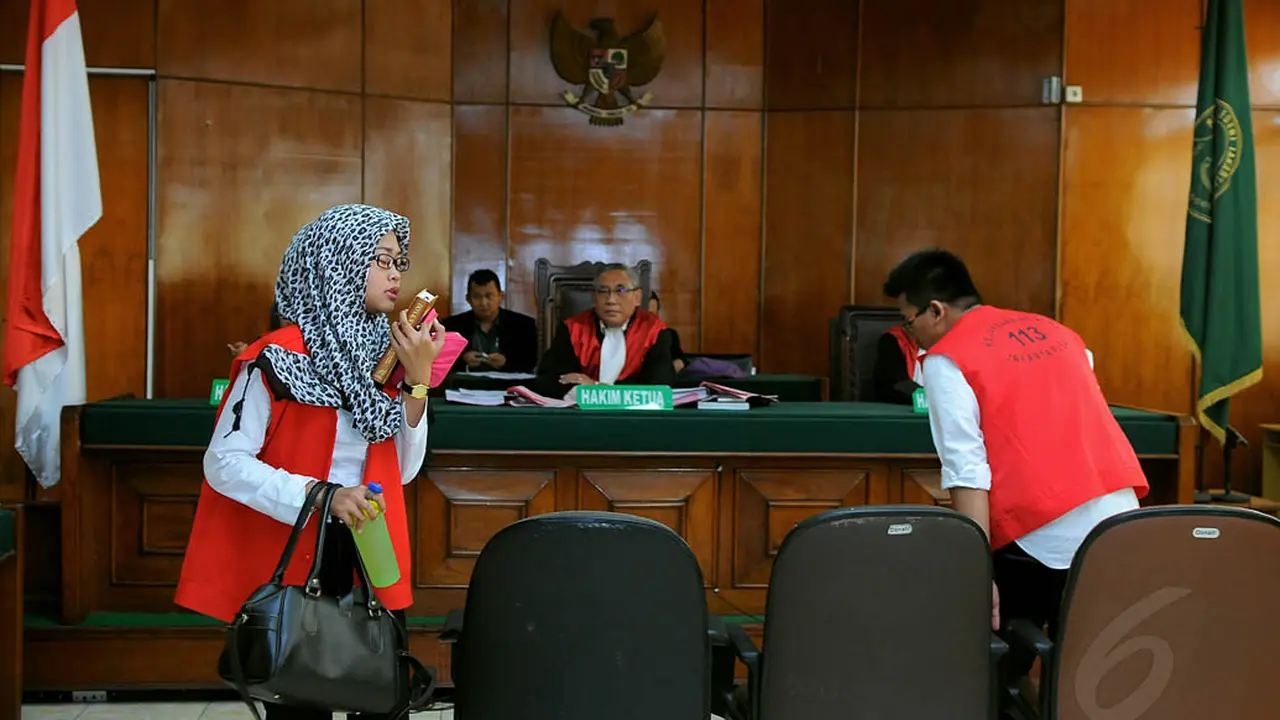 Pembunuh Ade Sara Khusyuk Berdoa di Sidang Perdana