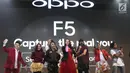 Aktris Chelsea Islan menunjukkan Smart Phone Oppo F5 saat peluncuran di Jakarta, Senin (13/11). Oppo luncurkan F5 yang dilengkapi dengan A.I.Beauty Recognition Teknology dan Full Screen FHD+. (Liputan6.com/Angga Yuniar)