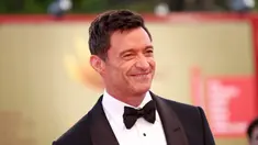 Hugh Jackman berpose untuk fotografer setibanya di pemutaran perdana film 'The Son' selama Festival Film Venesia edisi ke-79 di Venesia, Italia, Rabu (8/9/2022). Hugh Jackman terlihat mempesona menggunakan tuxedo hitam dengan dasi kupu-kupu. (Joel C Ryan/Invision/AP)