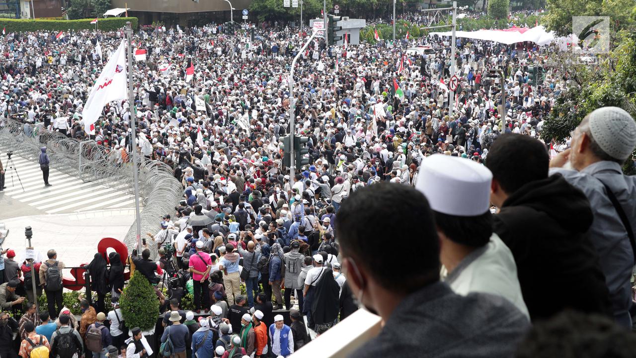 Massa Aksi 22 Mei Kibarkan Bendera Merah Putih Raksasa