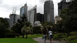 Orang-orang mengunjungi Royal Botanic Garden di Sydney, Rabu (30/12/2020). Masyarakat diminta untuk tetap di rumah saja pada malam pergantian tahun menyusul ditemukannya kasus penularan Covid-19 baru di Sydney. (Saeed KHAN / AFP)