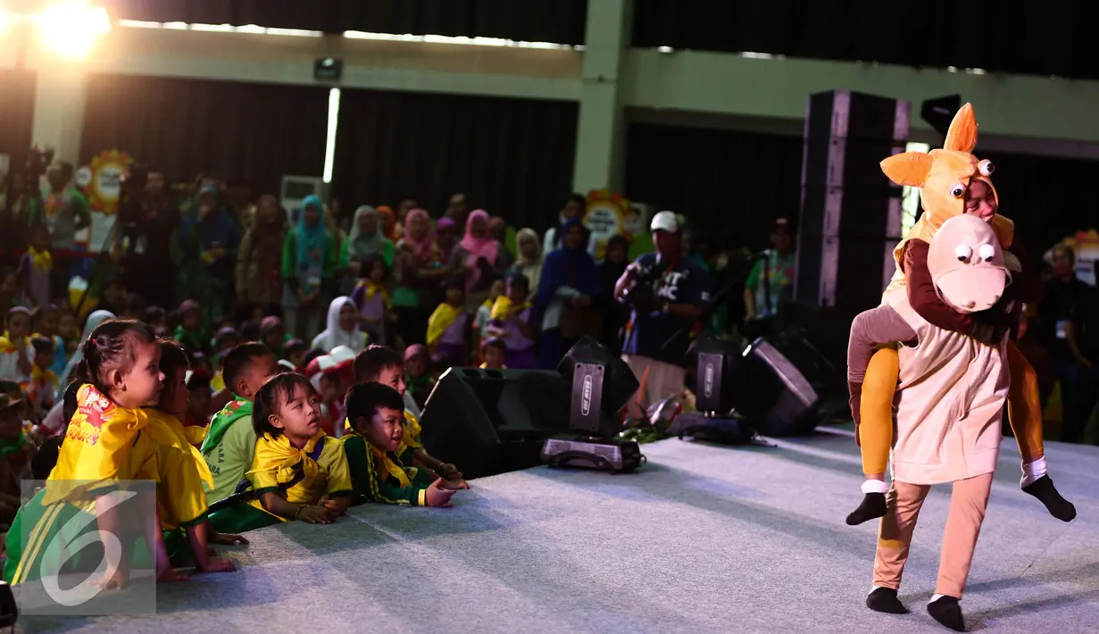 Sejumlah anak-anak melihat penampilan dongeng mengikuti Festival Anak Jujur 2016 di Jakarta, Rabu (31/8). Anak-anak yang berusia 5-12 tahun itu mengikuti Festival Anak Jujur yang digelar KPK dari 31 Agustus dan 1 Juli. (Liputan6.com/Faizal Fanani)