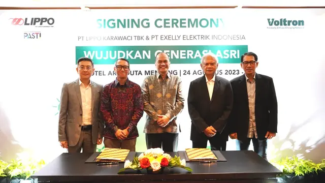 Presiden Direktur Lippo Karawaci (LPKR) Ketut Budi Wijaya dan CEO Real Estate LPKR David Iman Santosa serta Direktur Voltron Abdul Rahman Elly melakukan penandatanganan MoU kerja sama penyediaan charging kendaraan listrik di properti Lippo Karawaci.
