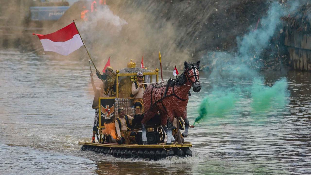 Foto: Seru! Festival Perahu Daur Ulang Hiasi Ciliwung, 43 Perahu Melaju dari Sampah Plastik