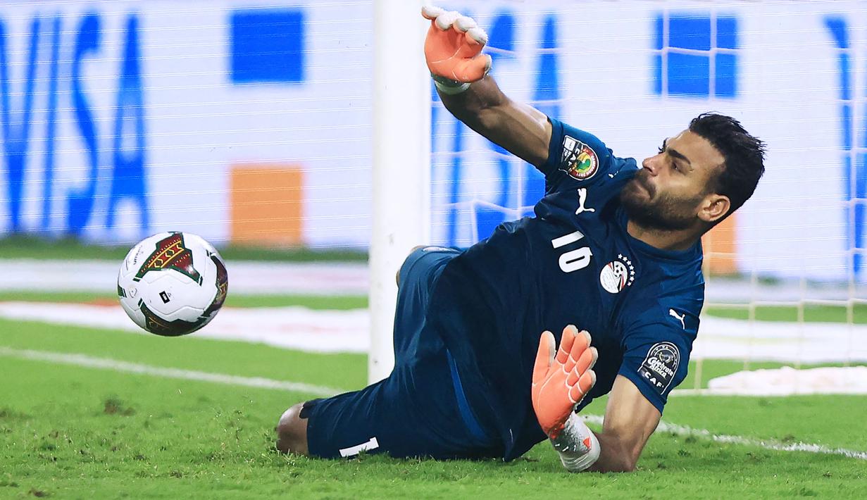 Di babak adu penalti, kiper Mesir Mohamed Abou Gabal menjadi bintangnya. Penjaga gawang yang akrab disapa Gabaski ini sukses membendung dua tembakan pemain Kamerun. (AFP/Daniel Beloumou Olomo)