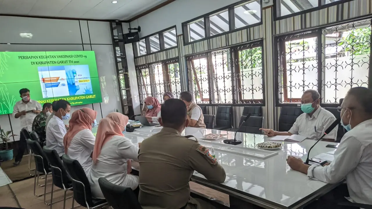 Dipimpin sisten Pemerintahan Umum dan Kesra Setda Kabupaten Garut, Nurdin Yana, sejumlah pejabat dan unsur TNI-Polri tengah melaksanakan rapat koordinasi persiapan vaksinasi Covid-19.