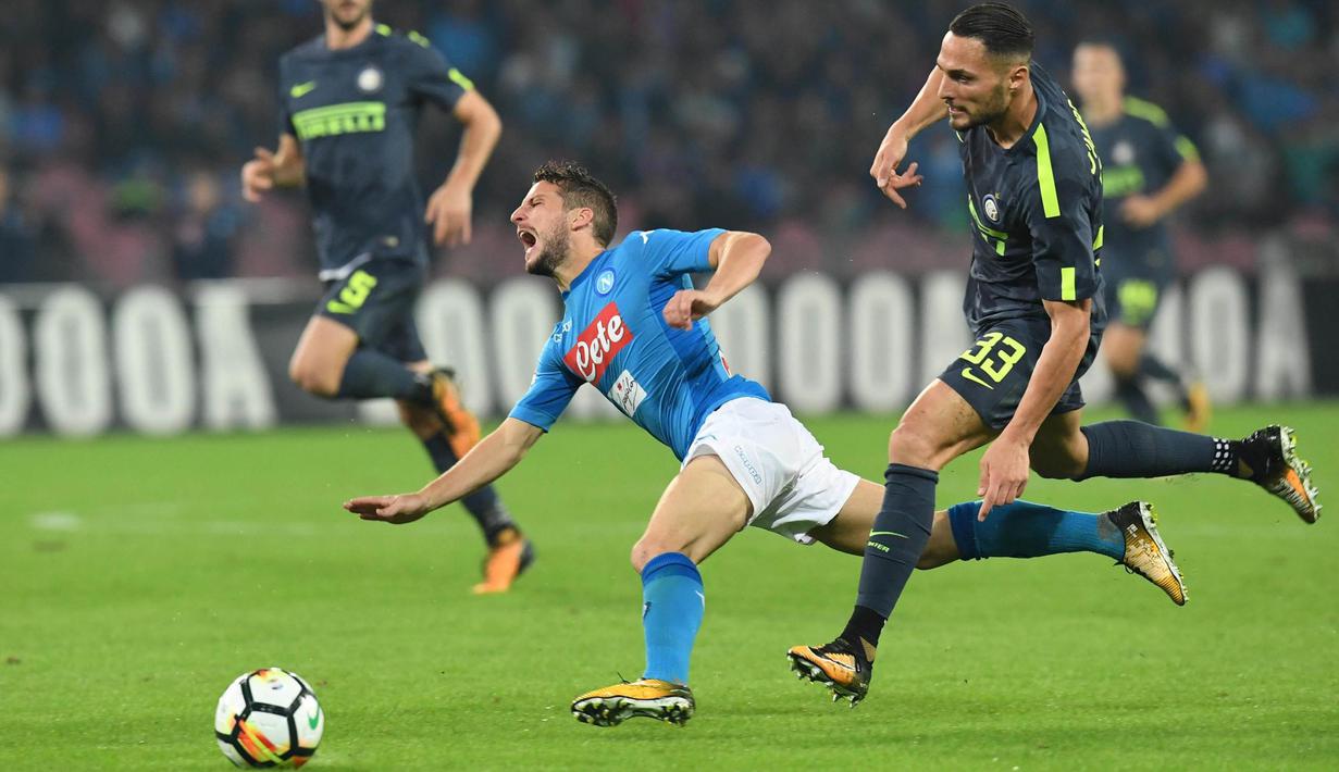 Striker Napoli, Dries Mertens, terjatuh saat berebut bola dengan bek Inter Milan, Danilo D'Ambrosio, pada laga Serie A Italia di Stadion San Paolo, Naples, Sabtu (21/10/2017). Napoli bermain imbang 0-0 dengan Inter Milan. (AP/Ciro Fusco)