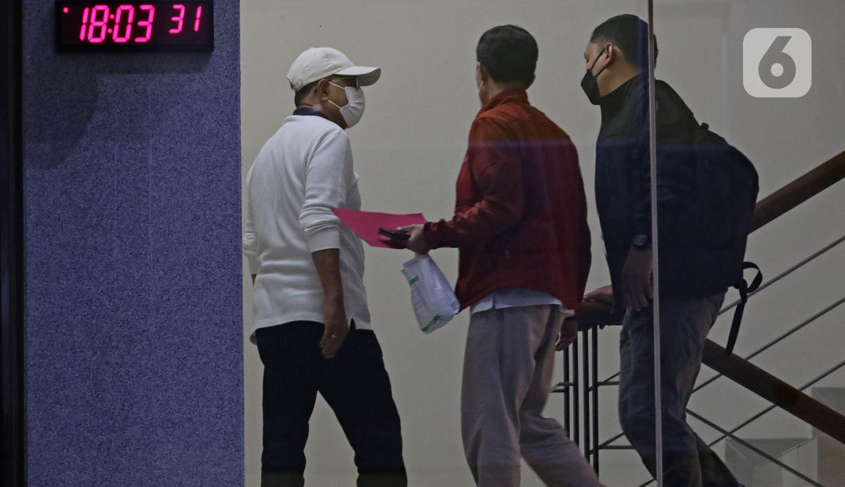 Wali Kota Ambon, Richard Louhenapessy (kiri) menuju ruang pemeriksaan di Gedung KPK, Jakarta, Jumat (13/5/2022). Richard Louhenapessy akan menjalani pemeriksaan dugaan suap pemberian persetujuan izin prinsip pembangunan cabang usaha retail di Kota Ambon tahun 2020. (Liputan6.com/Helmi Fithriansyah)