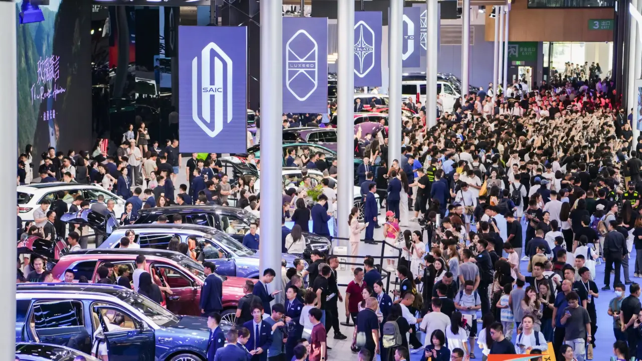 Rata-rata mobil listrik di China kini mampu menempuh 528 km dalam sekali pengisian penuh, berkat kemajuan pesat teknologi baterai dan efisiensi energi (HKCD)