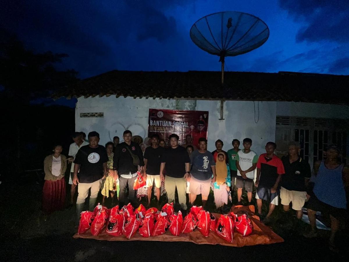 Kaisar Kiasa Kasih Said Putra melalui tim Sobat Kaisar memberikan bantuan sembako kepada para korban bencana di Cilacap