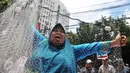 Nelayan perempuan saat mengelar demo menolak reklamasi teluk Jakarta di depan kantor DPRD DKI Jakarta, Selasa (1/3). Mereka menyampaikan kekhawatirannya terhadap reklamasi yang bisa menyulitkan mencari ikan. (Liputan6.com/Gempur M Surya)