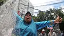 Nelayan perempuan saat mengelar demo menolak reklamasi teluk Jakarta di depan kantor DPRD DKI Jakarta, Selasa (1/3). Mereka menyampaikan kekhawatirannya terhadap reklamasi yang bisa menyulitkan mencari ikan. (Liputan6.com/Gempur M Surya)