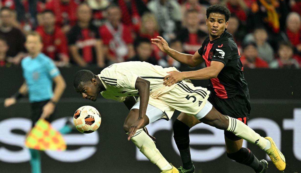 Bayer Leverkusen bermain imbang melawan AS Roma 2-2 pada laga leg kedua semifinal yang digelar di BayArena. (INA FASSBENDER/AFP)