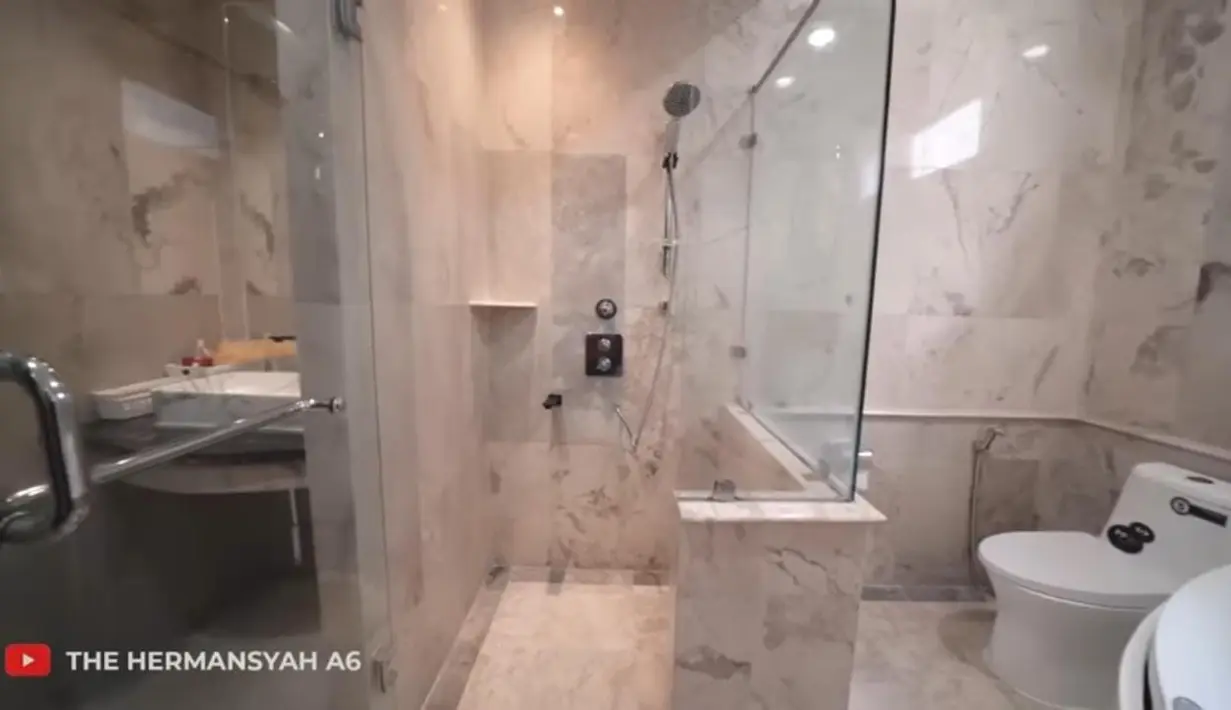 Ini dia penampakkan kamar mandi Aurel Hermansyah, terlihat seperti kamar mandi hotel ya [YouTube/The Hermansyah A6]