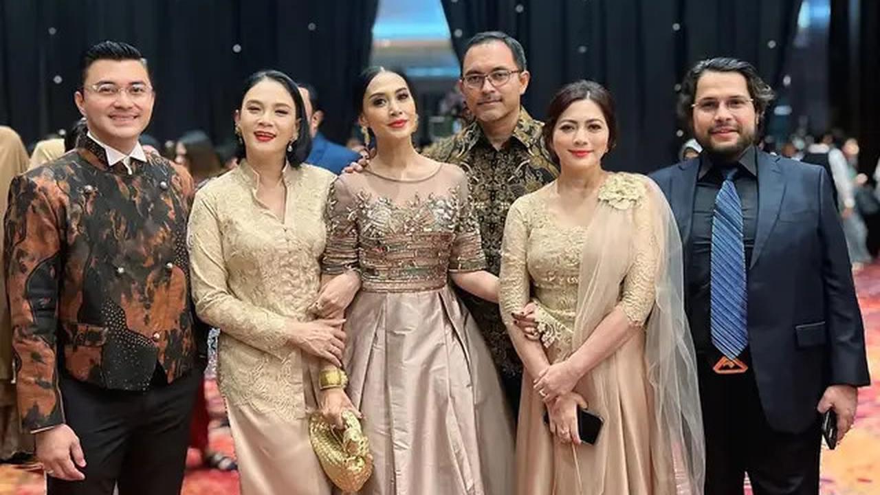 8 Potret Artis Hadir di Pernikahan Anak Bella Saphira, Jadi Ajang Reuni Artis Lawas 90-an