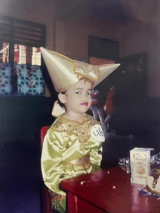 Sebagai dara keturunan Minang, mengenakan busana adat ini bukan hal baru bagi Fuji Utami. Bahkan sudah ia lakukan dari kecil. [@fuji_an]