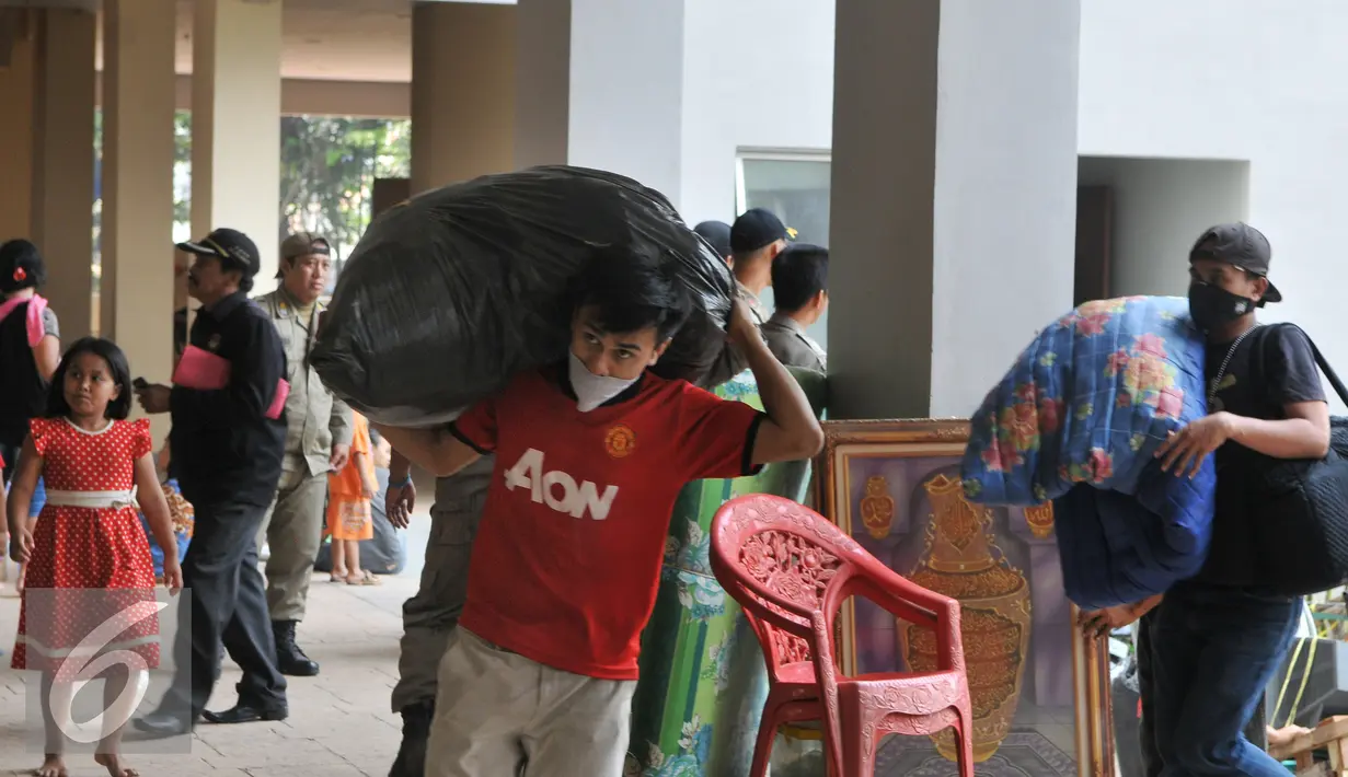 Sejumlah warga korban penggusuran Kampung Pulo sudah pindah ke Rusunawa Jatinegara Barat, Jakarta, Jumat (21/8/2015). Dari 429 warga yang telah mengikuti undian unit hunian, baru 238 warga yang telah mengambil kunci. (Liputan6.com/Herman Zakharia)
