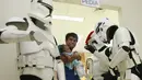 Sejumlah orang berpakaian karakter Star Wars saat menghibur bayi yang sedang dirawat disalah satu rumah sakit yang berada di Manila, Filipina, (6/12). Kegiatan mereka menghibur para pasien yang ada dirumah sakit tersebut. (REUTERS/Romeo Ranoco)