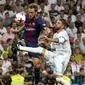 Aksi Barcelona, Ivan Rakitic (kiri) berebut bola dengan pemain Real Madrid, Sergio Ramos pada leg kedua Piala Super Spanyol di Santiago Bernabeu stadium (16/8/2017). Real menang 2-0. (AFP/Curto de La Torre)