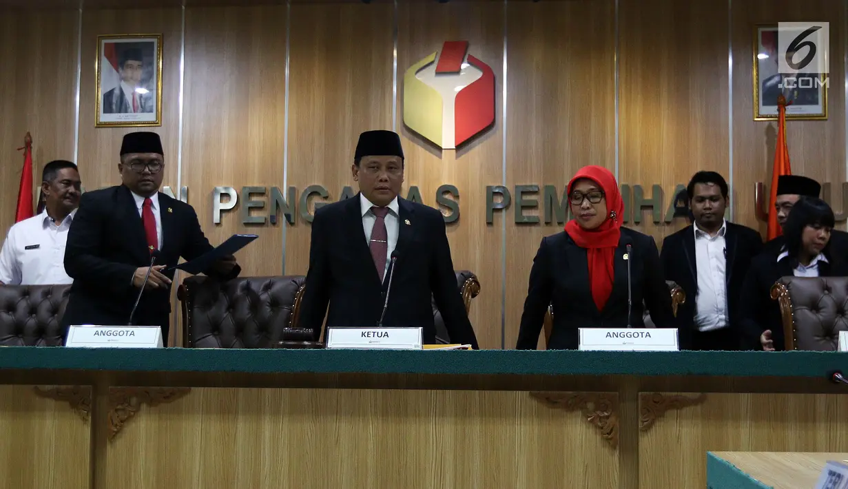 Ketua Bawaslu Abhan usai memimpin sidang Putusan Gugatan Oesman Sapta Odang terhadap KPU, Jakarta, Rabu (9/1). Bawaslu memutuskan OSO harus mundur sebagai pengurus Partai Hanura jika kembali lolos sebagai anggota DPD 2019-2024.(Liputan6.com/Johan Tallo)