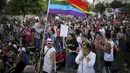 Reaksi sejumlah peserta usai terjadi insiden penusukan di tengah parade Gay Pride di Yerusalem, Kamis (30/7/2015). Akibat penusukan tersebut, enam dari dua korban mengalami luka serius. (REUTERS/Amir Cohen)