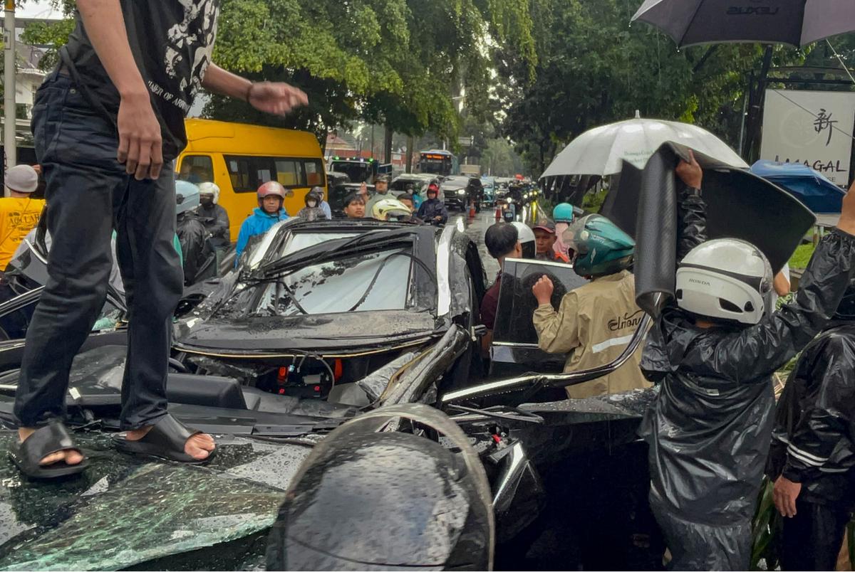 FOTO: Pohon Tumbang Timpa Mobil Mewah di Pondok Indah, Supir Tewas di Tempat