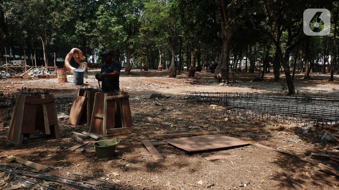 Pekerja menyelesaikan revitalisasi Taman Puring, Jakarta, Selasa (8/10/2019). Pemprov DKI mulai melakukan revitalisasi dua taman yang sudah rusak pada tahun ini salah satunya adalah Taman Puring. (Liputan6.com/Faizal Fanani)