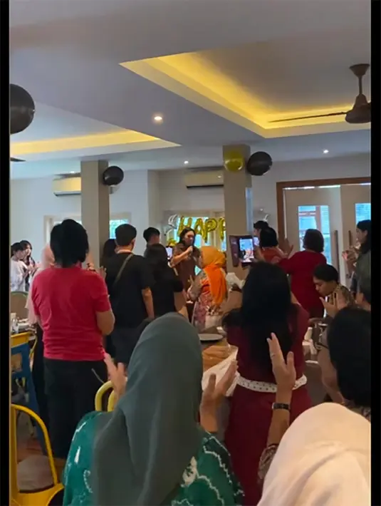 Dari beberapa video yang dibagikan, ulang tahun ayah Ira Wibowo dan Ari Wibowo terlihat begitu meriah. Acara dihadiri anak,  cucu, kerabat hadir untuk memeriahkan ulang tahun pejuang perang kemerdekaan, Wibowo Wirjodiprojo. Suasana ulang tahun ayah Ira dan Ari Wibowo ke-94. [Instagram/@coffee.bayz]