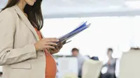 Kembali bekerja setelah cuti hamil? Simak 5 tips penting di sini. Foto: Marieclaireco.uk.