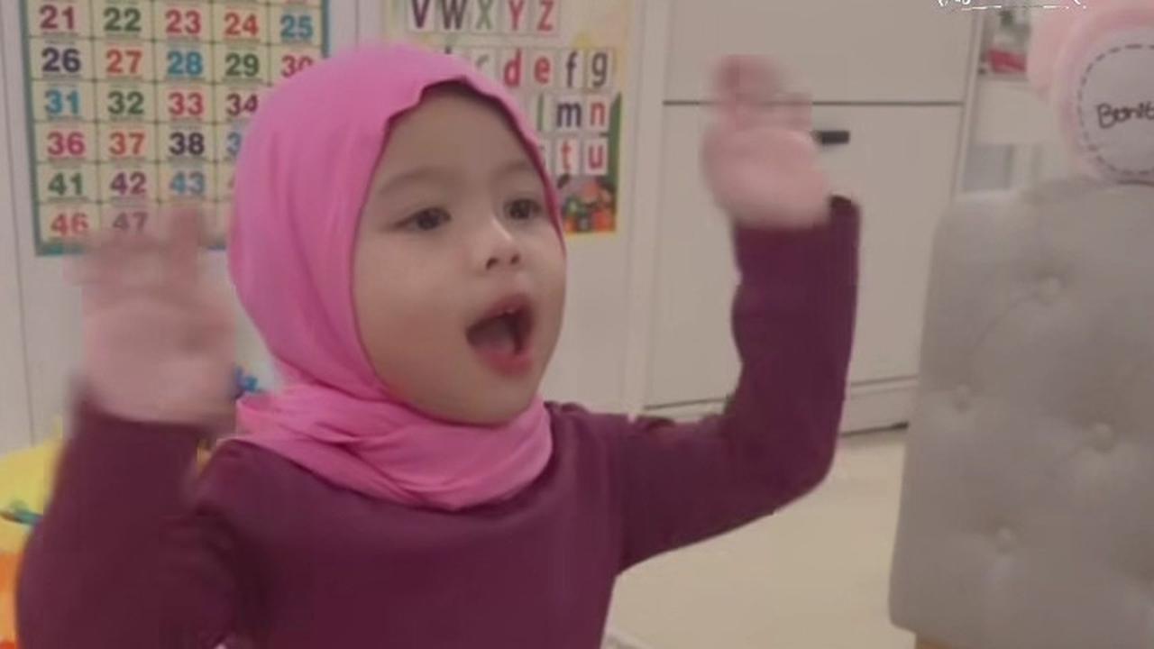 Potret Ameena Anak Aurel & Atta Belajar Mengaji, Cantik nan Menggemaskan Berkerudung - Semangat Menulis Huruf Hijaiyah
